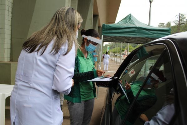 Covid: Monlevade vacina adolescentes com comorbidades e aplica terceira dose em idosos