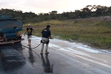 Trânsito é interrompido na BR-381, em São Gonçalo, para limpeza da pista