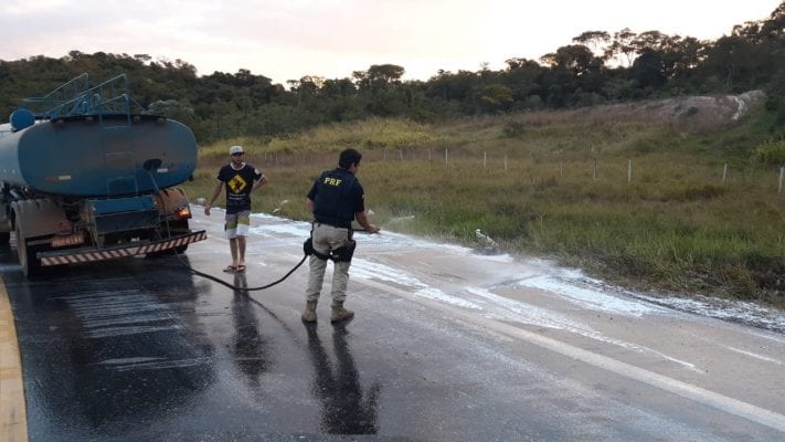 Trânsito é interrompido na BR-381, em São Gonçalo, para limpeza da pista