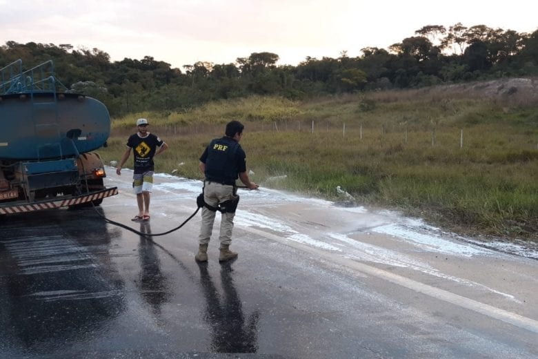 Trânsito é interrompido na BR-381, em São Gonçalo, para limpeza da pista