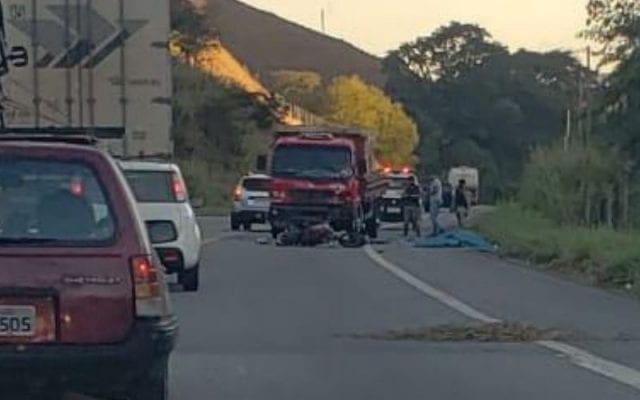 Motociclista morre em colisão frontal com caminhão na BR-381