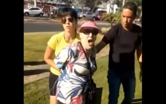 Idosa chama pai e filho de negrada do inferno e é presa em flagrante; veja o vídeo