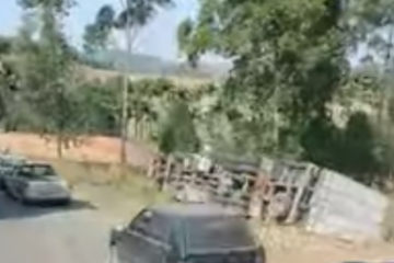 Carreta tomba no Corte de Pedras, em João Monlevade; confira vídeo