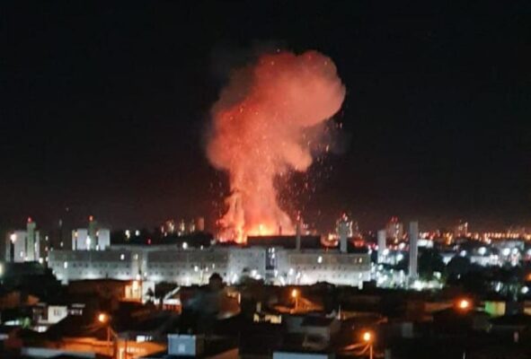 Caminhão explode em posto de combustível em São Paulo, veja vídeo
