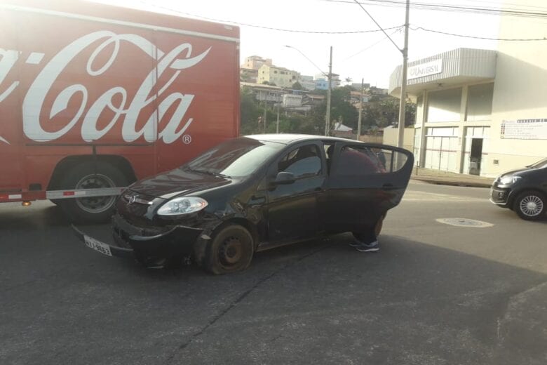 Mulher é socorrida pelo SAMU após acidente no bairro Gabiroba