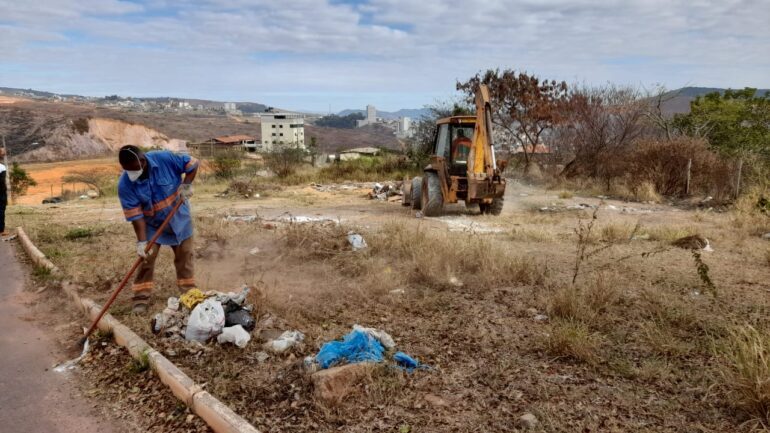 Prefeitura de Monlevade retira dezoito caminhões de lixo do Areão