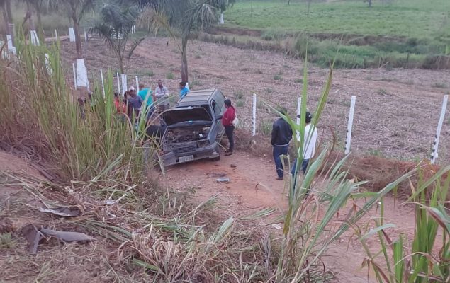 colisao-entre-veiculos-deixa-casal-ferido-na-mgc-120
