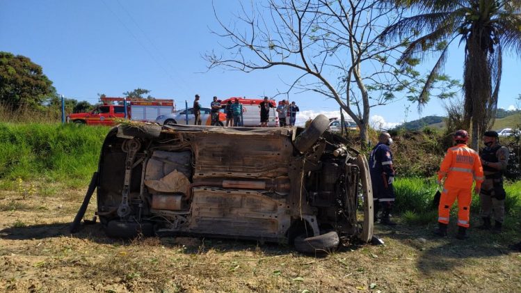 Motorista morre em capotamento na MG-265 em Muriaé