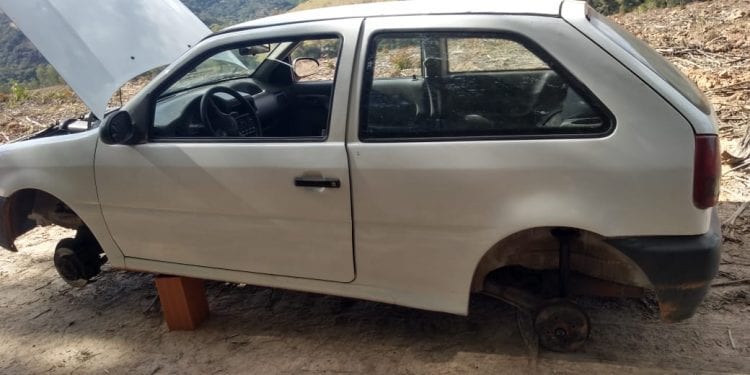 carro-furtado-e-encontrado-sem-as-rodas-em-sao-goncalo-rio-abaixo