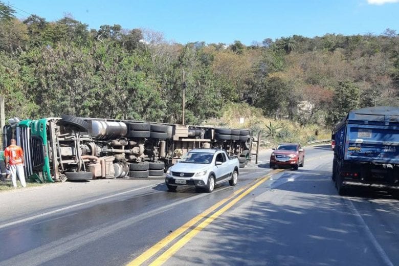 Acidente com carreta complica o trânsito na BR-381, em Sabará