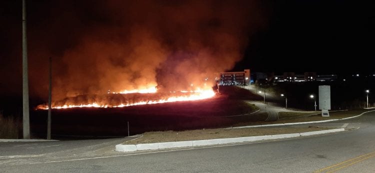 Urgente: bombeiros tentam conter incêndio próximo à Unifei Itabira