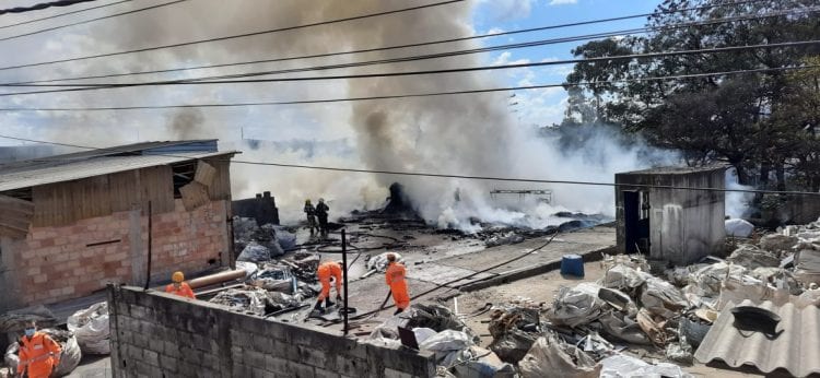 incendio-em-deposito-de-materiais-reciclaveis-mobiliza-bombeiros