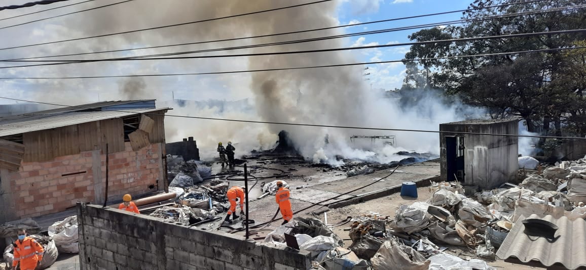 Incêndio em depósito de materiais recicláveis mobiliza bombeiros