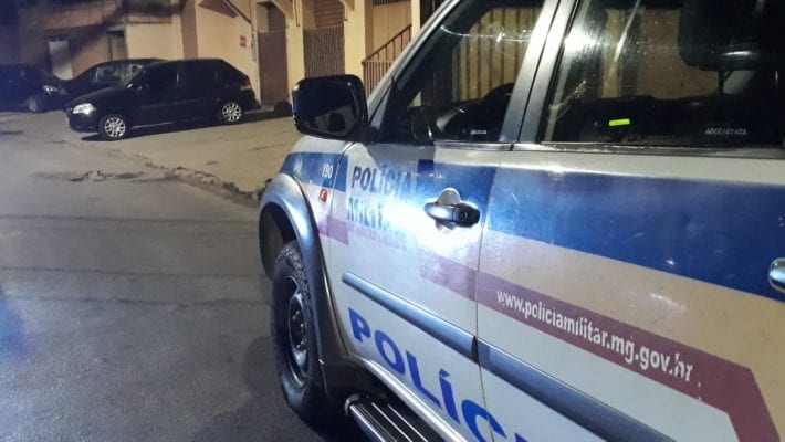 homem-e-baleado-ao-lado-da-namorada-em-itabira