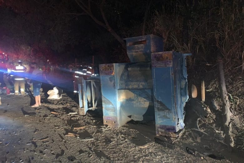 Transformador cai de caminhão e causa acidente grave na BR-381