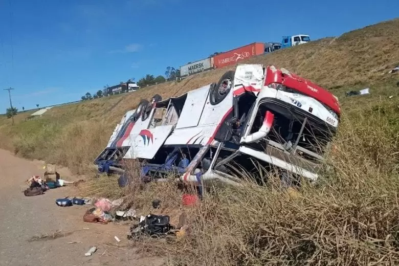 Ônibus cai em ribanceira e deixa pelo menos três mortos