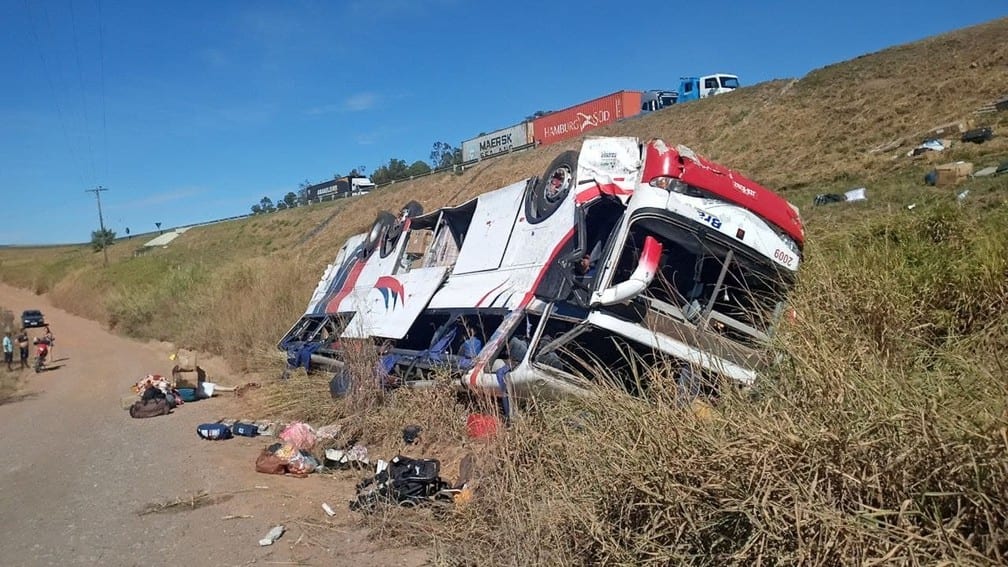 Ônibus de sacoleiros cai em ribanceira e deixa dois mortos e 15