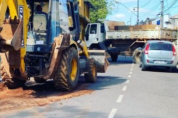 Trânsito na rua Ipoema é interditado para trabalho do Saae, em Itabira
