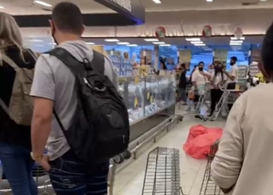 Mulher morre dentro de mercado e funcionários seguem trabalhando normalmente
