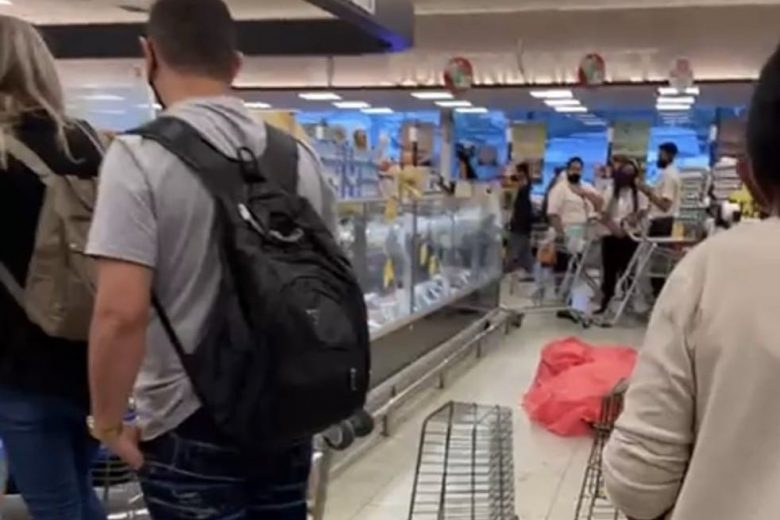 Mulher morre em mercado, corpo é coberto e local segue funcionando