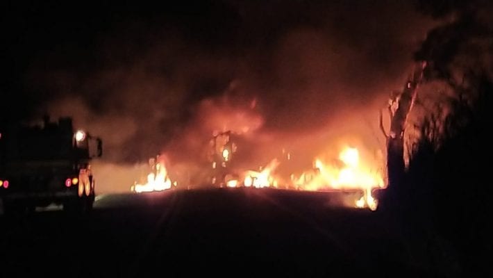 Grave acidente entre duas carretas causa incêndio na BR-116, em Leopoldina; veja o vídeo