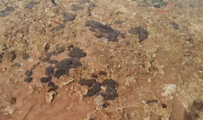 Bahia identifica e retira novas manchas de óleo no litoral