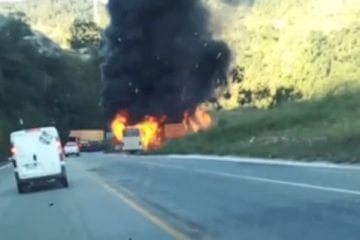 Ônibus em chamas ameaça trânsito na BR-381, em Antônio Dias