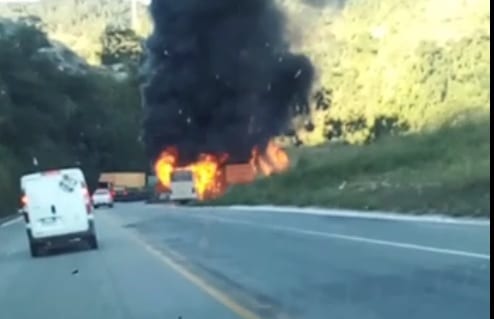 Ônibus em chamas ameaça trânsito na BR-381, em Antônio Dias