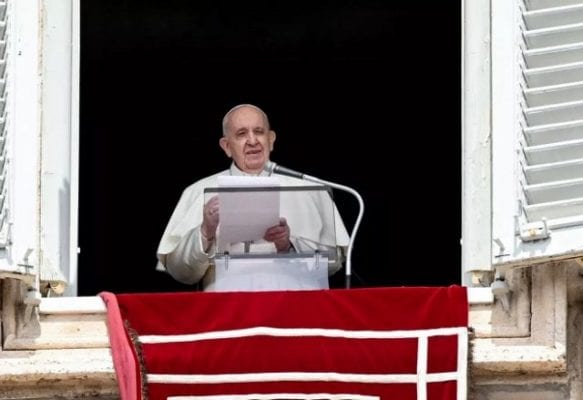 Papa Francisco segue internado; falta de informação gera apreensão