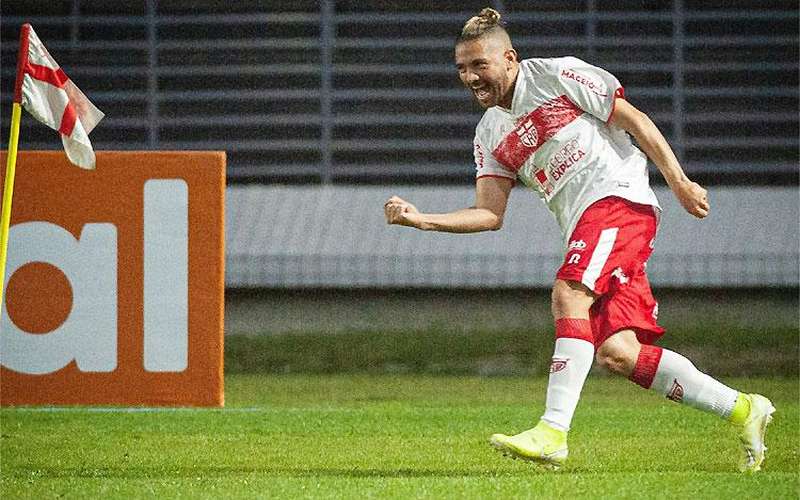 Com gol olímpico, CRB bate o Brusque e assume a vice-liderança da Série B Com gol olímpico, CRB bate o Brusque e assume a vice-liderança da Série B