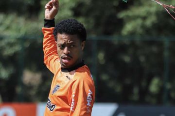 Recuperado de lesão, Keno treina e volta aos planos do técnico Cuca