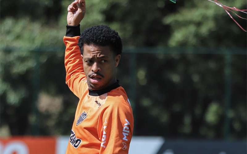 Recuperado de lesão, Keno treina e volta aos planos do técnico Cuca
