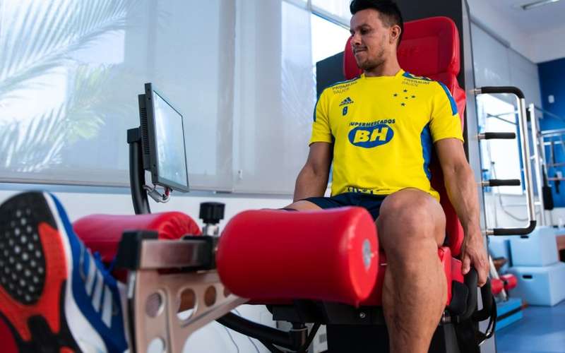 Sem jogar há 10 meses, Henrique, do Cruzeiro, passará por nova cirurgia