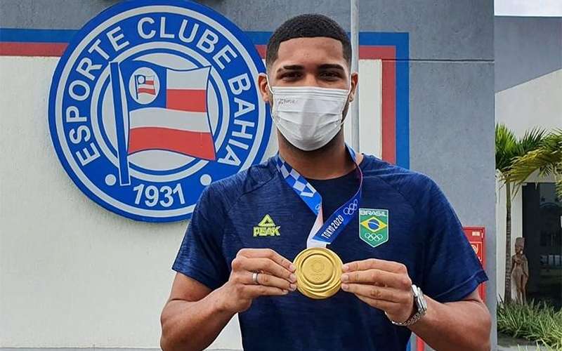 Com a medalha de ouro pendurada no pescoço, Hebert visita o Bahia