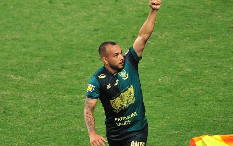 Rodolfo entra, encerra longo jejum de gols e garante empate do América