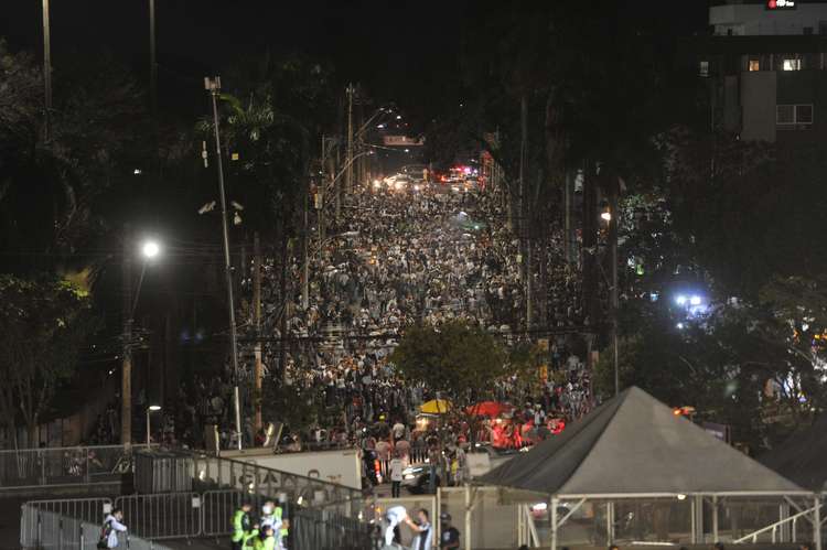 Volta da torcida ao Mineirão é marcada por aglomerações e desrespeito