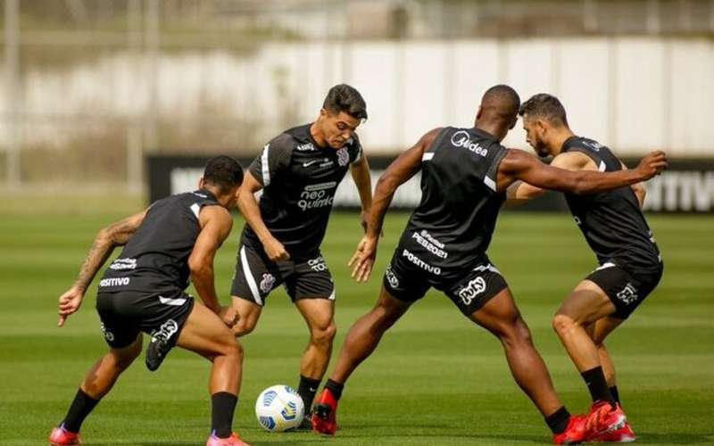 Fagner, Adson e Renato Augusto são desfalques no treinamento do Corinthians Fagner, Adson e Renato Augusto são desfalques no treinamento do Corinthians