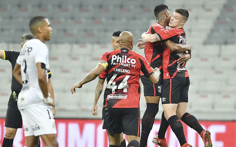 Athletico bate Santos em casa e sai na frente no duelo pela Copa do Brasil