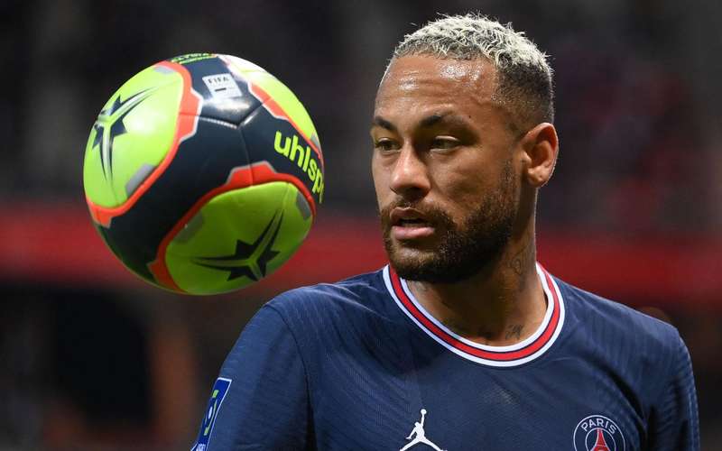 Jogadores brasileiros lideram transferências na última década, com R$ 36 bi