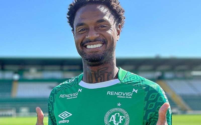 Chapecoense acerta com o volante Renê Júnior, ex-Corinthians e Santos
