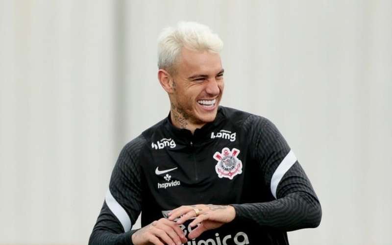 Roger Guedes treina e pode ser relacionado para Corinthians x Juventude