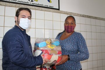 Escolas municipais de Monlevade entregam kit alimentação e produtos da agricultura familiar