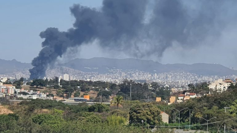 Incêndio atinge empresa de turismo em Belo Horizonte