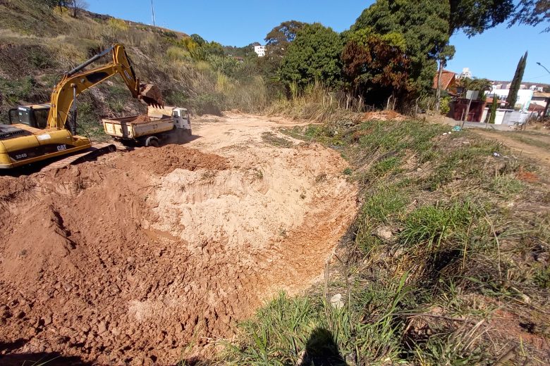 Prefeitura de João Monlevade limpa bacias de contenção do Parque do Areão