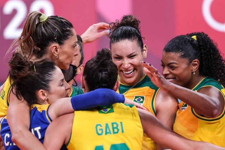 Seleção feminina de vôlei segue invicta e avança para as quartas de final