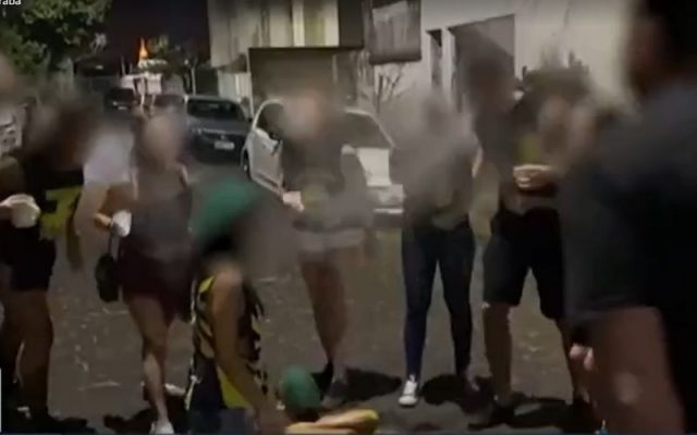 Estudantes de medicina cospem bebida em calouros durante trote
