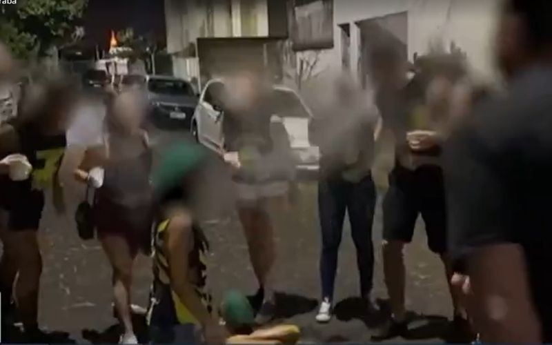 Estudantes de medicina cospem bebida em calouros durante trote