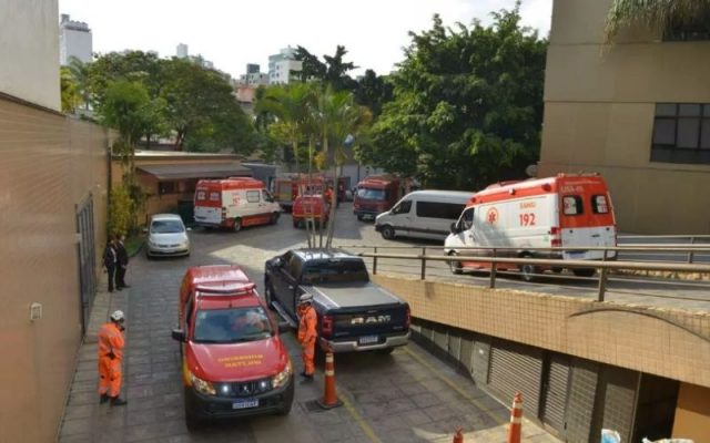 Bombeiros socorrem homem soterrado no Hotel Ouro Minas