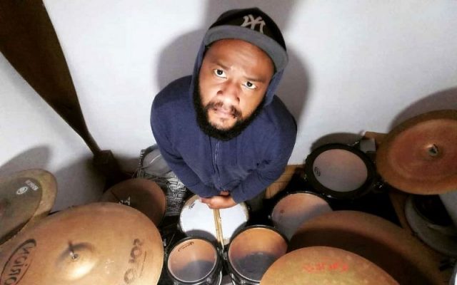 Arte é trabalho, músico é profissão, ressalta o baterista itabirano Ronan Fabrício