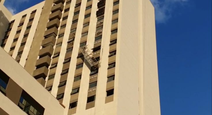 Homens ficam pendurados após andaime tombar em Belo Horizonte